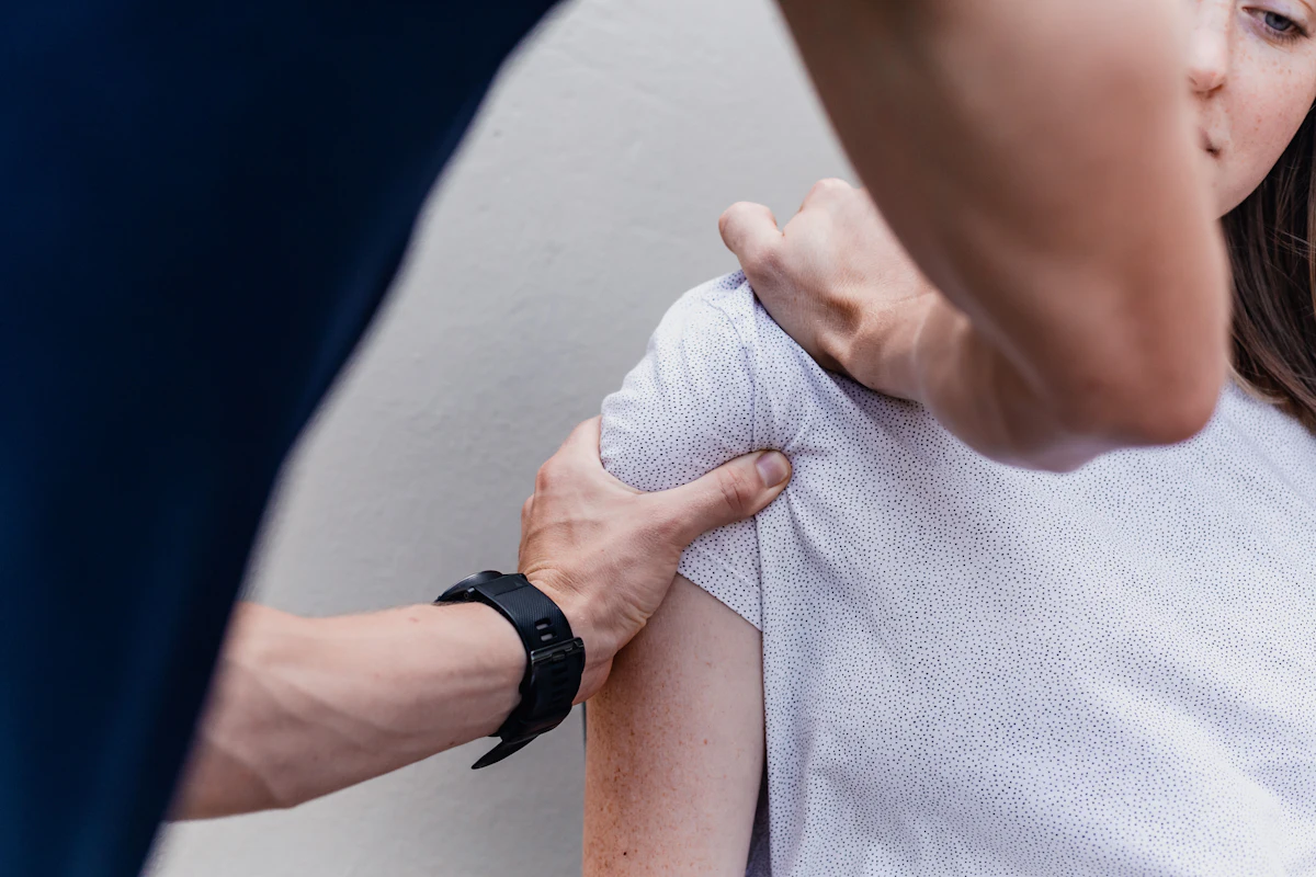 Therapeutin behandelt eine Schulter