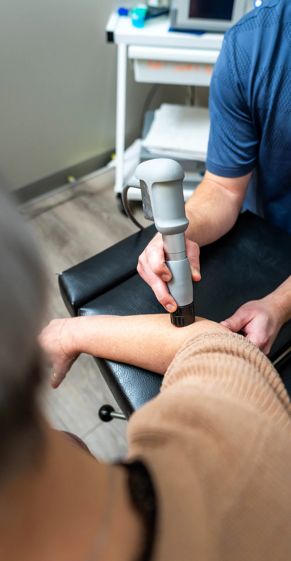 Ultraschallbehandlung am Unterarm